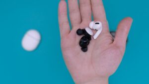 wireless earbuds with multipoint connection